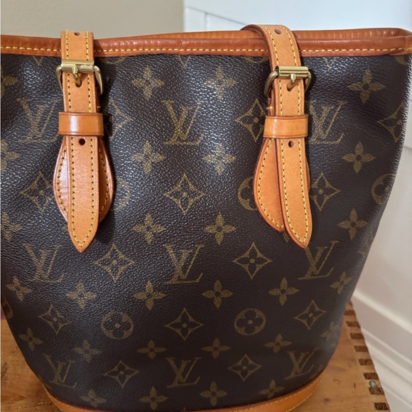 Louis Vuitton Bucket Handbag with Monogram Canvas and Leather Trim - Picture 4 of 14